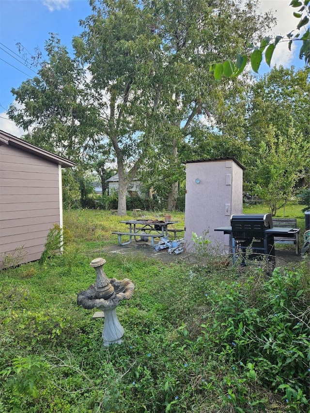 1503 Beusch Dr, Pasadena, TX 77502 - view of yard with a shed