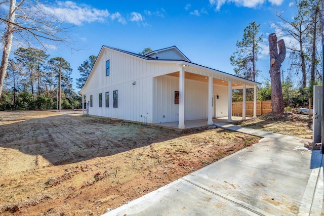 630 S Railroad Ave, Shepherd, TX 77371 - modern farmhouse style home featuring a patio