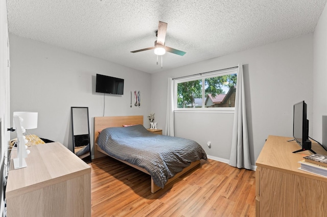 2014 17th St N, Texas City, TX 77590 - bedroom featuring light wood-type flooring, an office area, a textured ceiling, and a ceiling fan