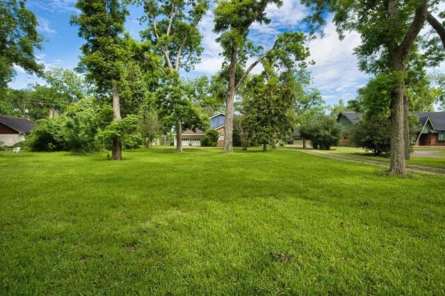 524 Oak Dr, Lake Jackson, TX 77566 - view of grassy yard