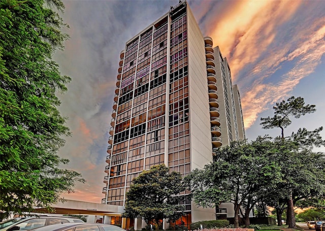 5001 Woodway Dr Unit 1704, Houston, TX 77056 - view of property at dusk