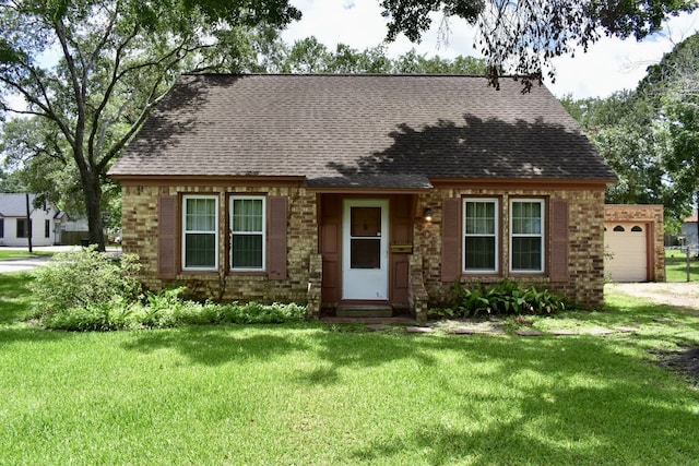 801 Erin St, El Campo, TX 77437 - view of front of property featuring roof with shingles, a front lawn, and entry steps