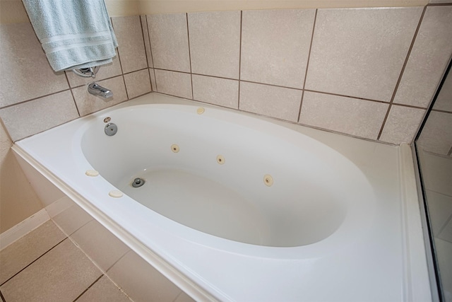 1911 Vineyard Bend Ct, Pearland, TX 77581 - bathroom view of a jetted tub