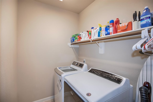 1911 Vineyard Bend Ct, Pearland, TX 77581 - washroom featuring independent washer and dryer and baseboards