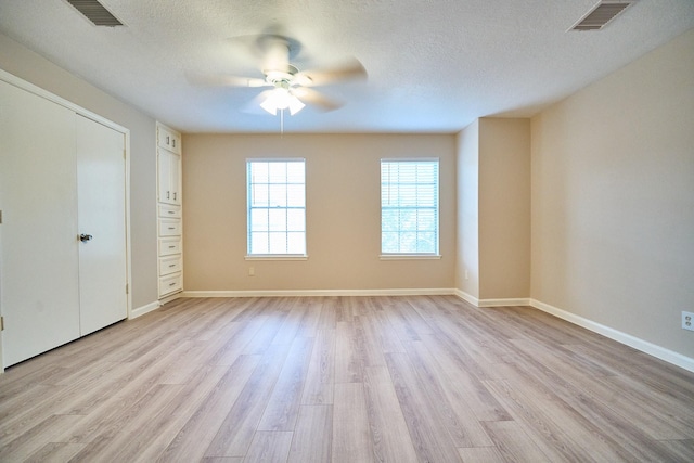 10818 Briar Forest Dr Unit 34, Houston, TX 77042 - unfurnished room featuring ceiling fan, light wood-type flooring, and a textured ceiling