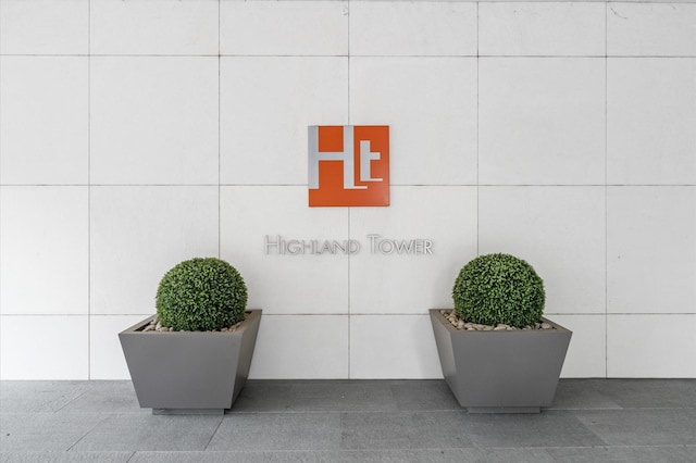 2207 Bancroft St Unit 1104, Houston, TX 77027 - detailed view of tile walls