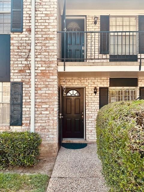 7900 Westheimer Rd Unit 143, Houston, TX 77063 - doorway to property featuring a balcony and brick siding