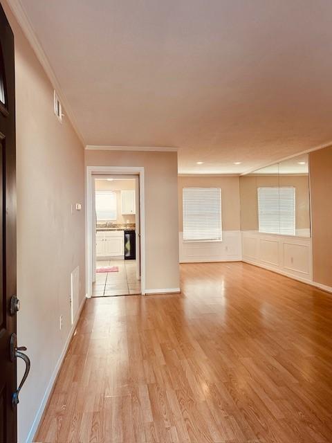 7900 Westheimer Rd Unit 143, Houston, TX 77063 - unfurnished room with light wood-type flooring and ornamental molding