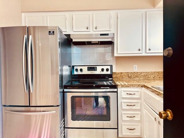 7900 Westheimer Rd Unit 143, Houston, TX 77063 - kitchen featuring stainless steel appliances, under cabinet range hood, white cabinets, and decorative backsplash