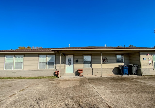 216 E Plantation Dr, Clute, TX 77531 - view of single story home