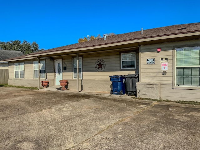 216 E Plantation Dr, Clute, TX 77531 - view of front facade