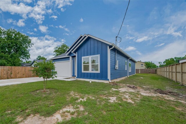 515 Briarcliff Dr, Houston, TX 77076 - view of front facade featuring board and batten siding, a fenced backyard, an attached garage, and concrete driveway