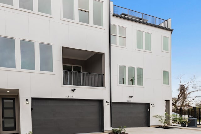 1805 Sakowitz St, Houston, TX 77020 - view of front facade with a garage, stucco siding, and a balcony