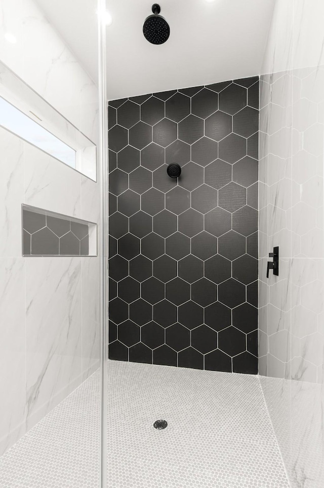 1805 Sakowitz St, Houston, TX 77020 - bathroom featuring a tile shower