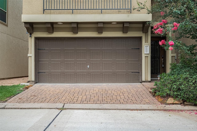 10004 Spring Shadows Park Cir, Houston, TX 77080 - garage with driveway