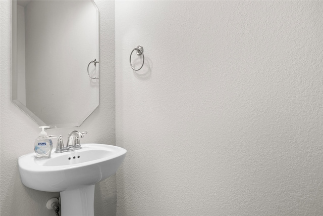 5715 Caper Shores Ln, Sugar Land, TX 77479 - bathroom featuring a sink