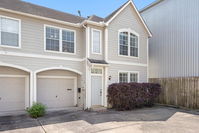 1708 Dennis St, Houston, TX 77004 - traditional home featuring driveway and an attached garage