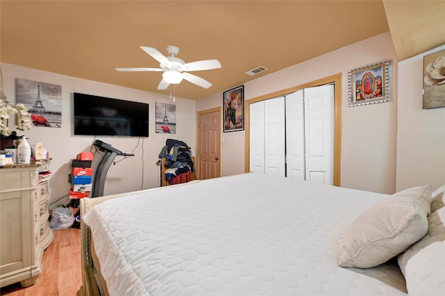 1318 Des Jardines St, Houston, TX 77023 - bedroom with light wood-style floors, a closet, and ceiling fan