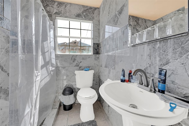 1318 Des Jardines St, Houston, TX 77023 - full bath featuring tile walls, curtained shower, and tile patterned floors