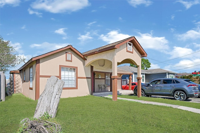 1318 Des Jardines St, Houston, TX 77023 - view of front of property with stucco siding and a front lawn