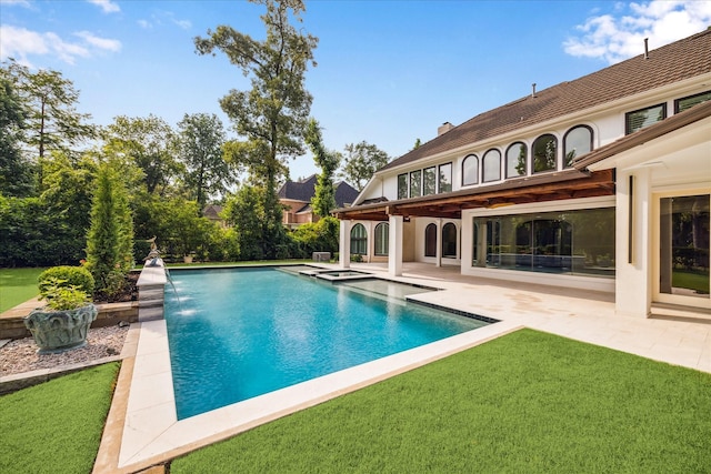 30 Halfmoon Ct, The Woodlands, TX 77380 - view of pool with a patio, a yard, and a pool with connected hot tub