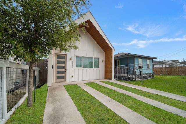 5415 Margarita St, Houston, TX 77020 - view of front of home featuring board and batten siding