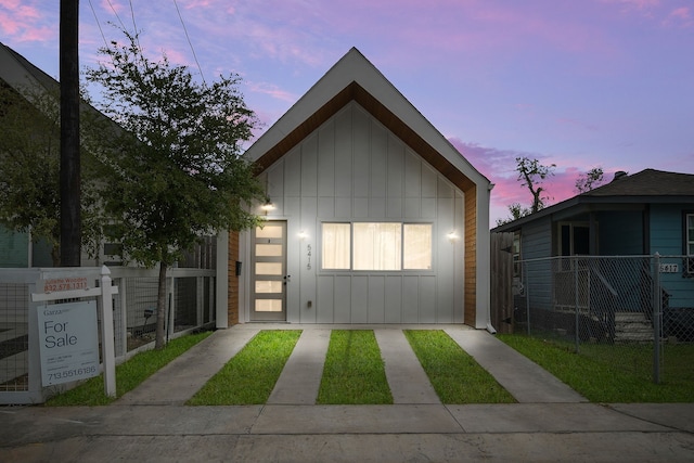 5415 Margarita St, Houston, TX 77020 - modern home featuring board and batten siding