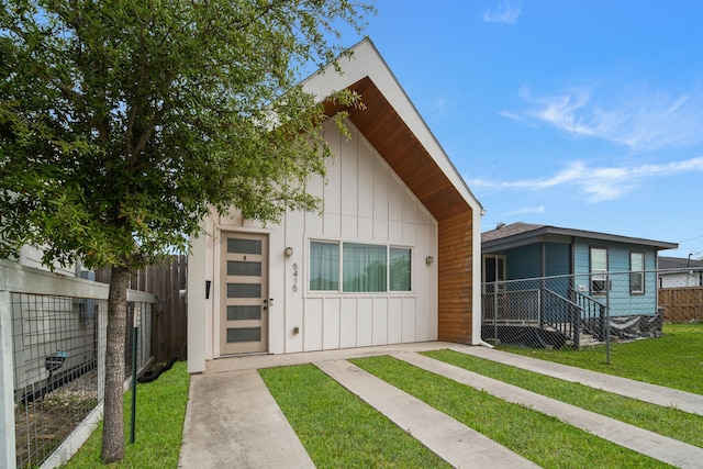 5415 Margarita St, Houston, TX 77020 - view of front of property featuring board and batten siding
