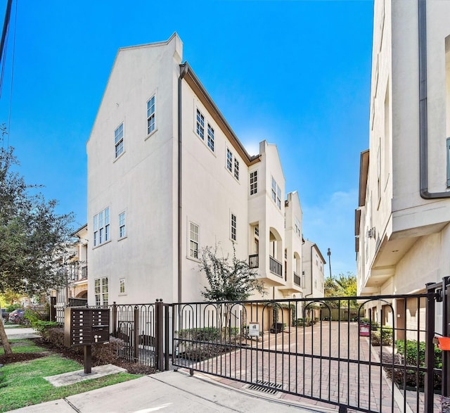 1048 W 21st St, Houston, TX 77008 - view of building exterior
