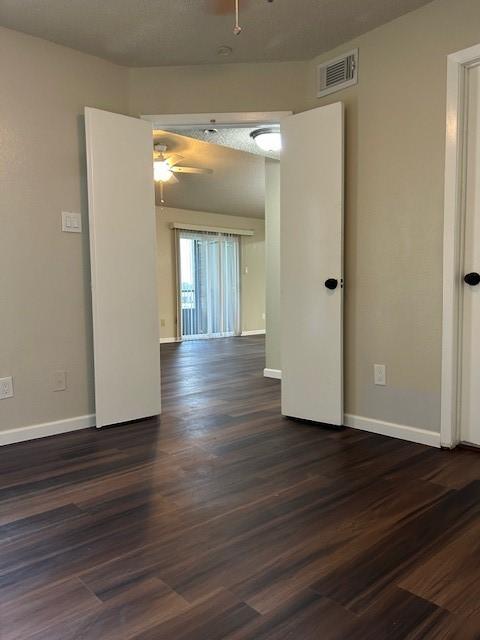 10555 Turtlewood Ct Unit 2111, Houston, TX 77072 - unfurnished room featuring ceiling fan and dark wood-style flooring