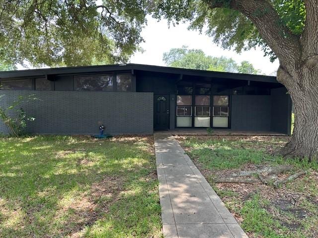 3900 Aggie Dr, Bay City, TX 77414 - view of front facade with a front yard