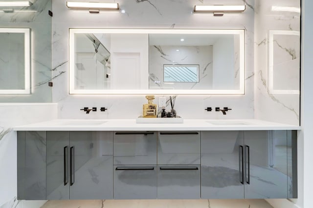 1022 Allston St, Houston, TX 77008 - full bath with double vanity