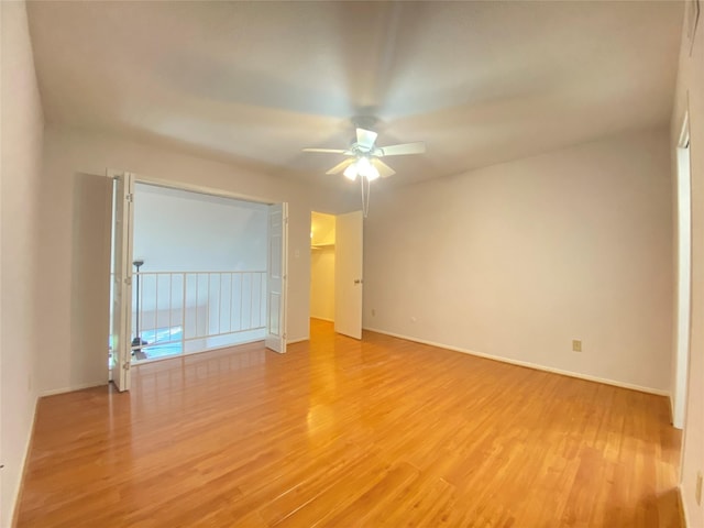 2601 S Braeswood Blvd Unit 605, Houston, TX 77025 - unfurnished bedroom featuring light wood-style floors, a ceiling fan, and a closet