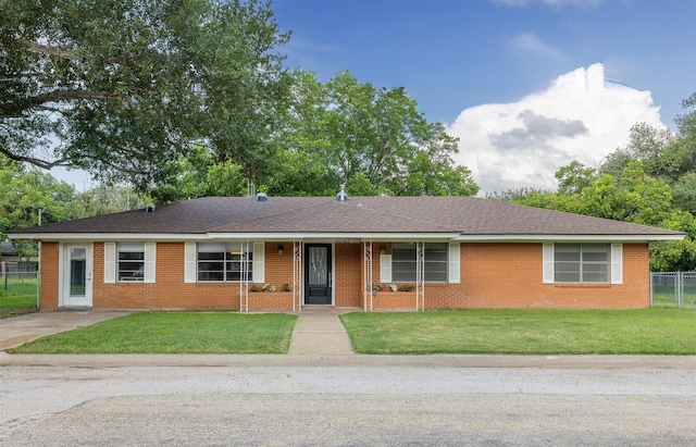 420 Hale St, Lexington, TX 78947 - ranch-style home featuring brick siding and a shingled roof