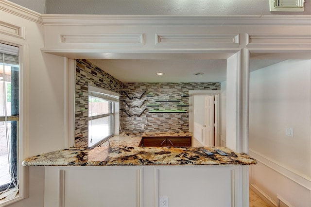6803 Fawncliff Dr, Houston, TX 77069 - bathroom with tasteful backsplash