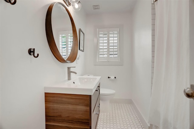 1039 Lamonte Ln, Houston, TX 77018 - full bath with vanity, a shower with shower curtain, and tile patterned floors