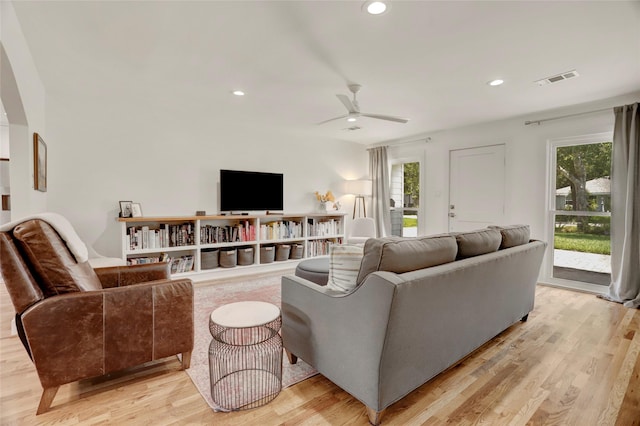 1039 Lamonte Ln, Houston, TX 77018 - living area with healthy amount of natural light, light wood-type flooring, a ceiling fan, and recessed lighting