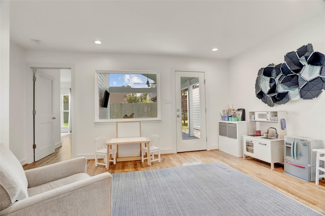 1039 Lamonte Ln, Houston, TX 77018 - living area featuring light wood-style floors and recessed lighting