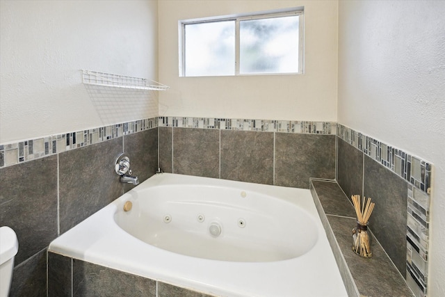 1018 Memorial Village Dr Unit 124, Houston, TX 77024 - full bath featuring a whirlpool tub and toilet