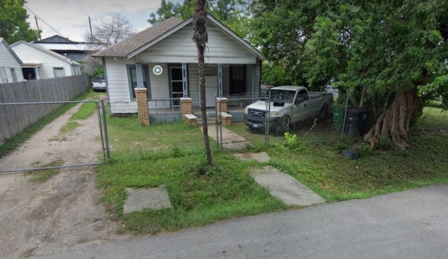 7023 Bonham St, Houston, TX 77020 - bungalow-style house with covered porch, a fenced front yard, and a gate