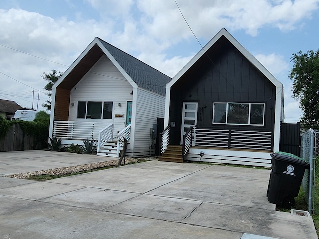 7023 Bonham St, Houston, TX 77020 - view of front of house featuring board and batten siding