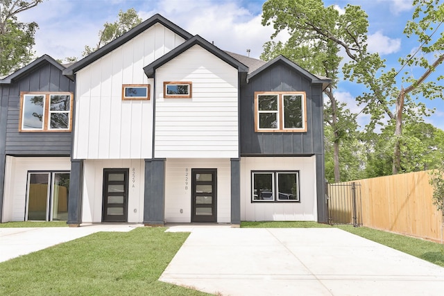 6909 S Hall St, Houston, TX 77028 - view of front of property featuring board and batten siding