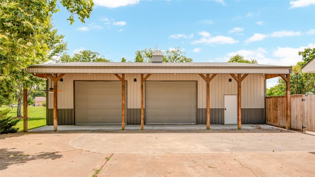 238 Horse Shoe Trl, Angleton, TX 77515 - garage featuring a detached garage