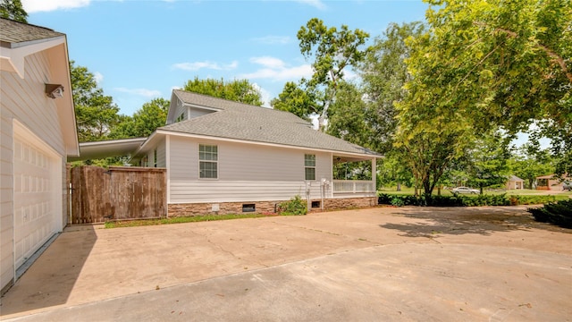 238 Horse Shoe Trl, Angleton, TX 77515 - view of side of home featuring crawl space, roof with shingles, and driveway