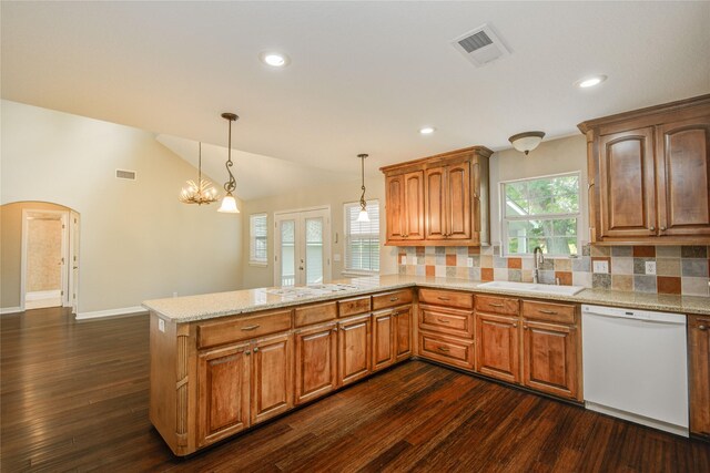 238 Horse Shoe Trl, Angleton, TX 77515 - kitchen with white appliances, a peninsula, dark wood-style flooring, decorative backsplash, and vaulted ceiling