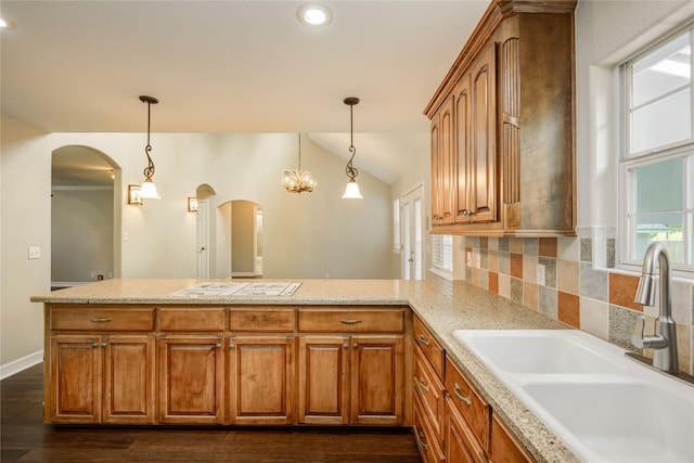 238 Horse Shoe Trl, Angleton, TX 77515 - kitchen with arched walkways, a peninsula, plenty of natural light, tasteful backsplash, and recessed lighting