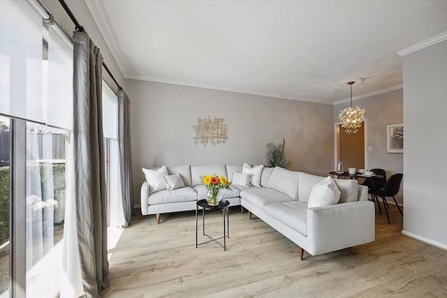 2475 Underwood St Unit 369, Houston, TX 77030 - living area featuring a chandelier, plenty of natural light, light wood finished floors, and ornamental molding