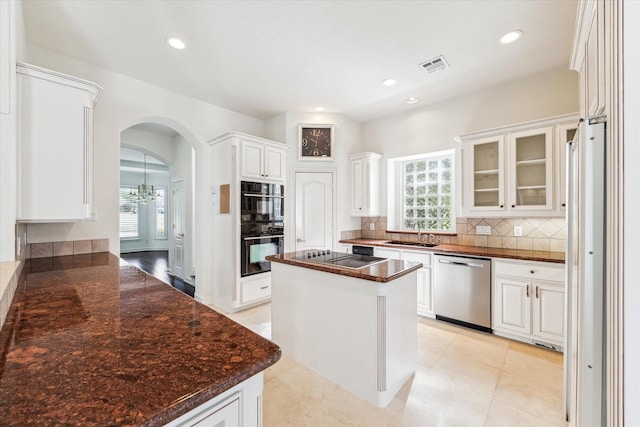 966 Bentwater Dr, Montgomery, TX 77356 - kitchen featuring black appliances, plenty of natural light, tasteful backsplash, arched walkways, and recessed lighting