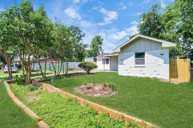 8221 Hezekiah Ln, Houston, TX 77088 - view of yard