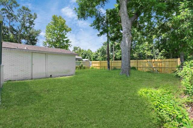 8221 Hezekiah Ln, Houston, TX 77088 - view of yard with an outdoor structure